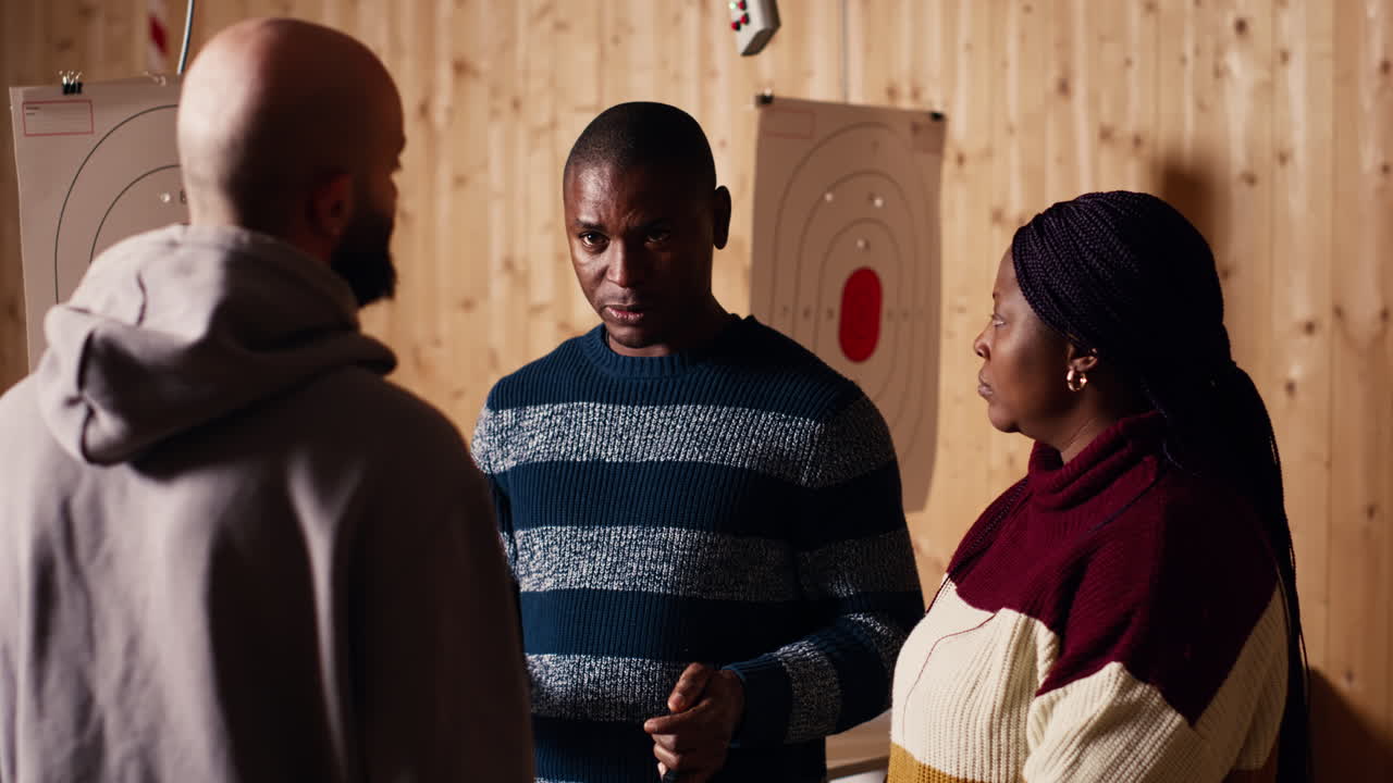 Shooting gallery expert explaining bullseye scoring system and reading rules