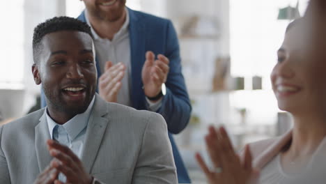 Joven-Hombre-De-Negocios-Afroamericano-Celebrando-Con-El-Equipo-En-La-Reunión-De-La-Oficina-Aplaudiendo-Disfrutando-De-Aplausos-Por-La-Solución-De-Intercambio-De-Ideas-De-La-Victoria