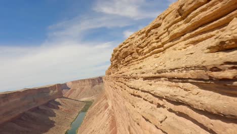 Fpv-Aéreo-Volando-A-Través-Del-Cañón-De-Mármol-Y-El-Río-Colorado