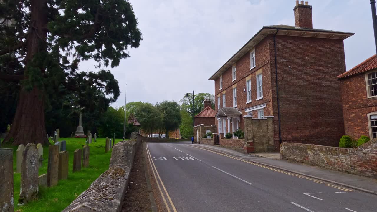 clip de video de edificios y tiendas en la histórica ciudad de mercado de burgh le marsh en el borde de los lincolnshire wolds