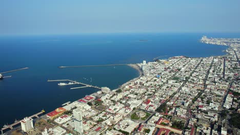 Sobrevolando-La-Ciudad-De-Veracruz,-Con-Su-Puerto