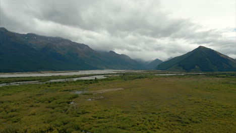 Vuelo-Aéreo-En-Un-Día-Nublado-Y-Brumoso-Sobre-La-Laguna-Glenorchy,-Nueva-Zelanda