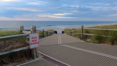 Camino-A-La-Playa-Y-Al-Cartel-De-La-Insignia-De-La-Playa-Al-Amanecer-De-La-Mañana