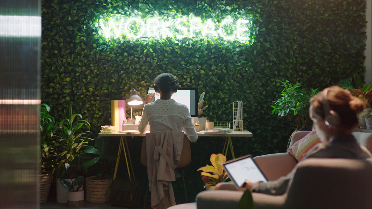 personas de negocios que trabajan hasta tarde mujer que usa la computadora navegando datos lluvia de ideas planeando proyectos fecha límite escuchando música en la oficina por la noche