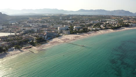 hoteles en la ciudad de alcudia playa en la playa con largo muelle, españa