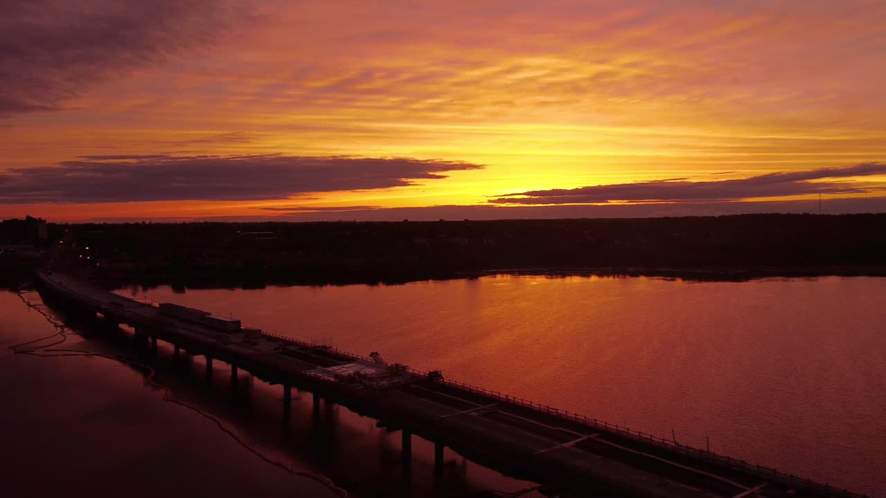 Luftfoto af solnedgang over bro under opførelse