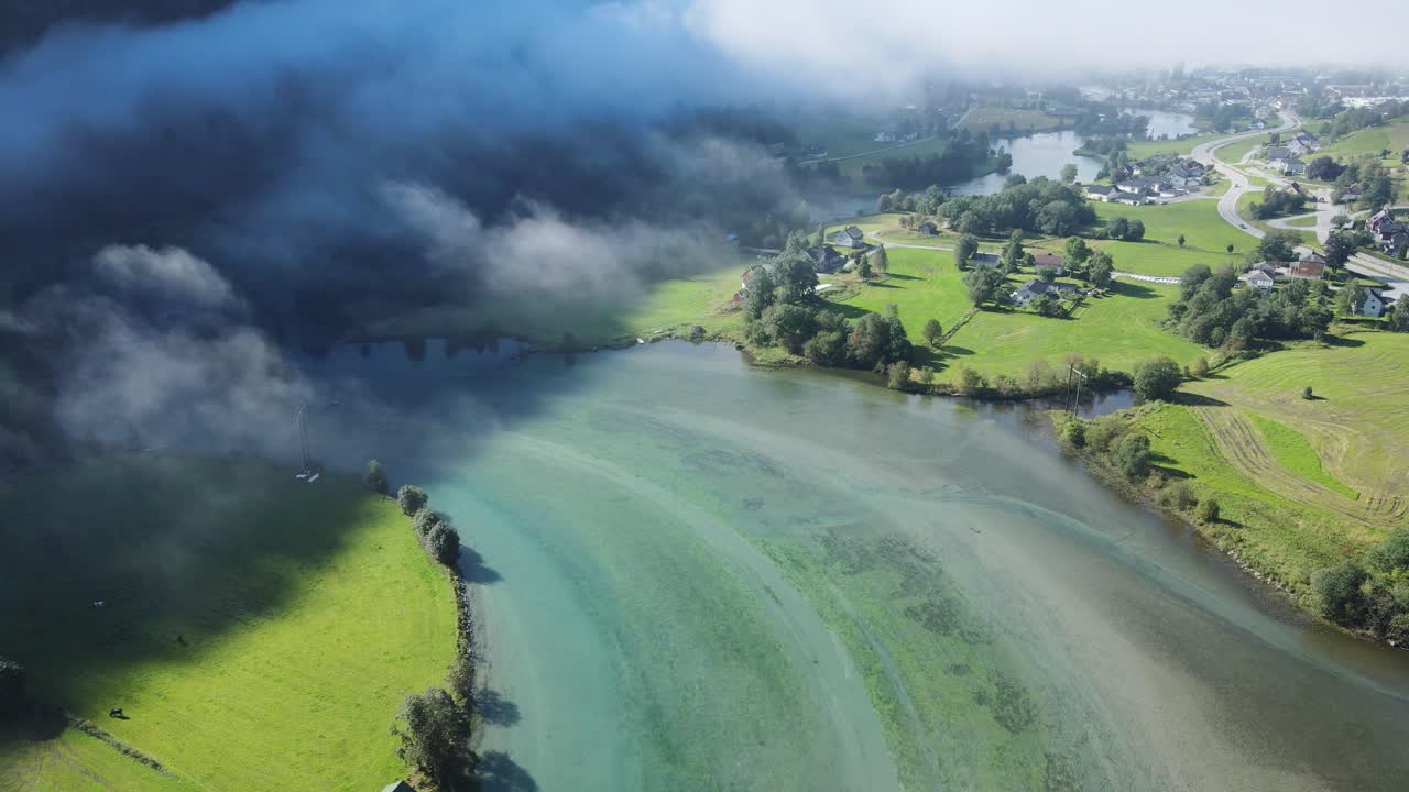 stryn의 아름다운 녹색 물 빙하 강