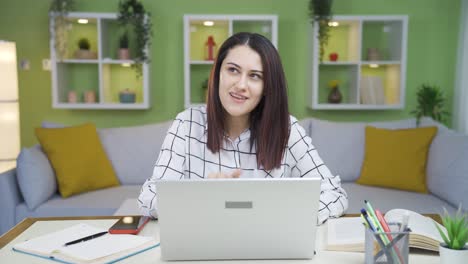 la mujer está pensando en momentos felices en casa y sonriendo.
