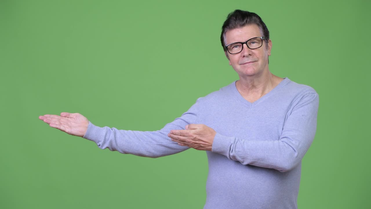 무언가를 보여주는 멋진 남자