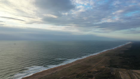 Interminable-Playa-De-Arena-Vista-Aérea-Costa-Vasca-Francesa-Puesta-De-Sol