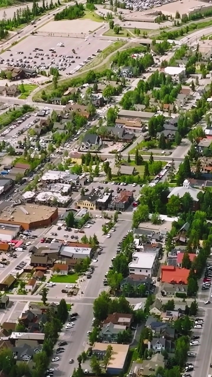 Vista dell'area del centro a Colorado con alberi verdi ed edifici
