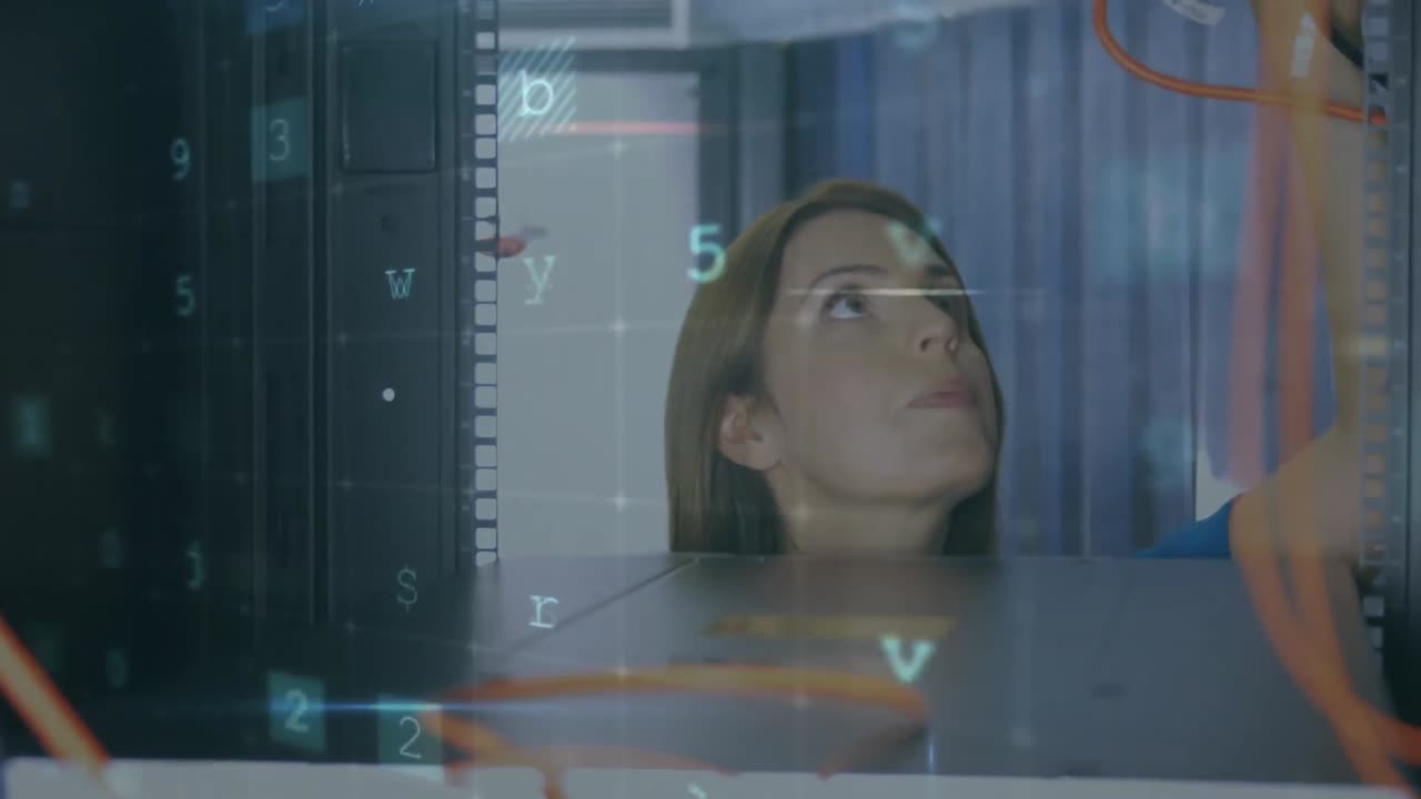 mujer trabajando en un servidor de computadora con con mensajes de seguridad de datos en movimiento