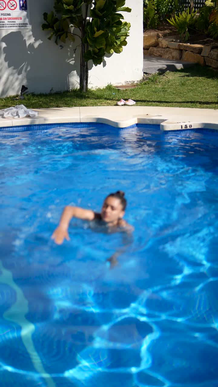 mulher e criança a nadar numa piscina.