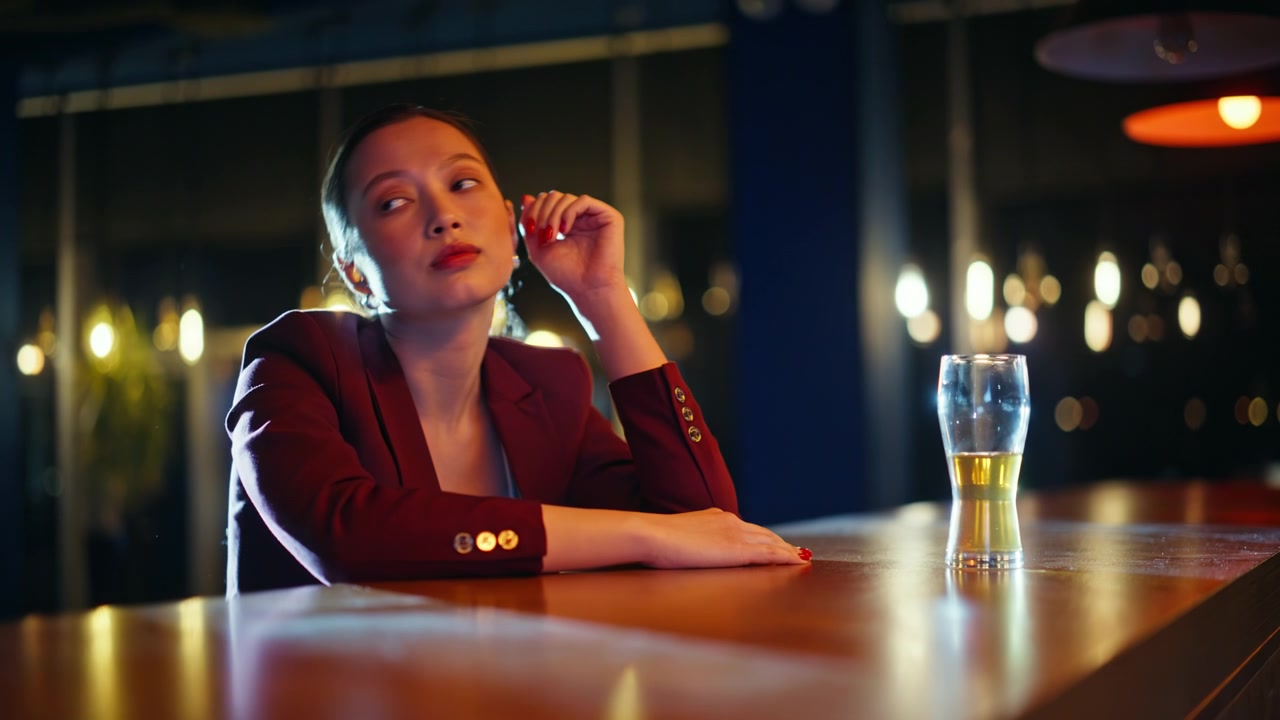 Empresária Entediada Encostada no Balcão do Bar com Copo de Cerveja. Mulher Solitária Esperando a Noite