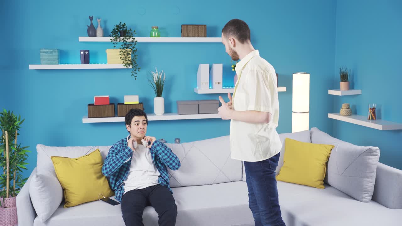 The younger brother who makes fun of his unstyled older brother who doesn't know how to wear clothes.