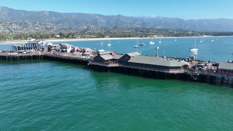 el muelle de vapor en santa bárbara en california, estados unidos