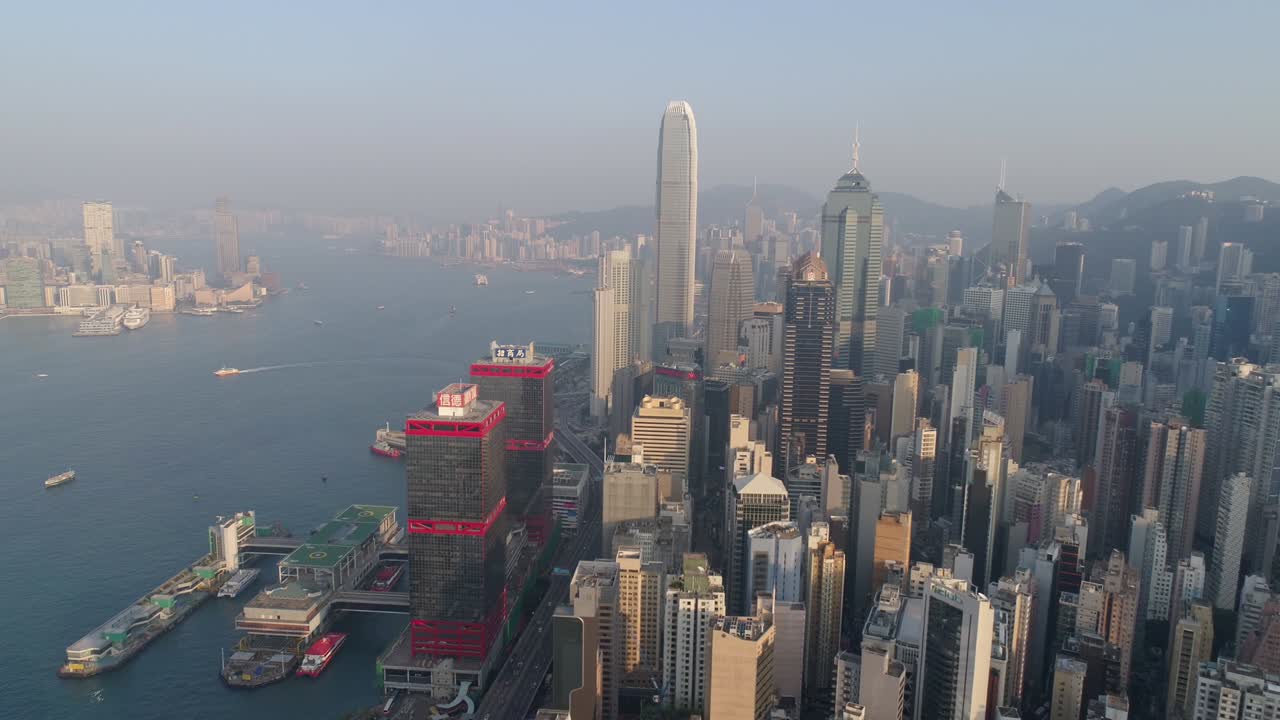 o pôr-do-sol da cidade de hong kong, o centro da cidade, o porto de victoria, o panorama aéreo em 4k.