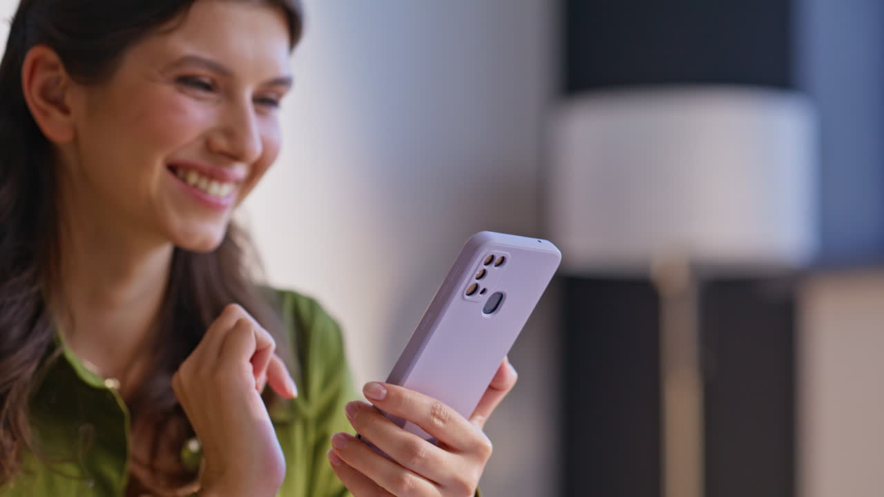 스마트 폰을 사용하는 여성