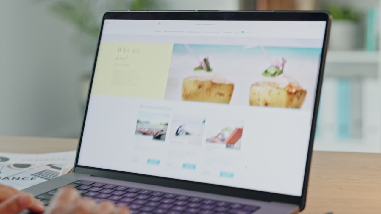 portátil, investigación y blog las manos de un negocio