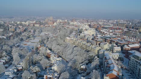 Tire-Hacia-Atrás-De-La-Antena-Estableciendo-Una-Toma-De-Casas-Residenciales-De-Nottingham-Cubiertas-De-Nieve