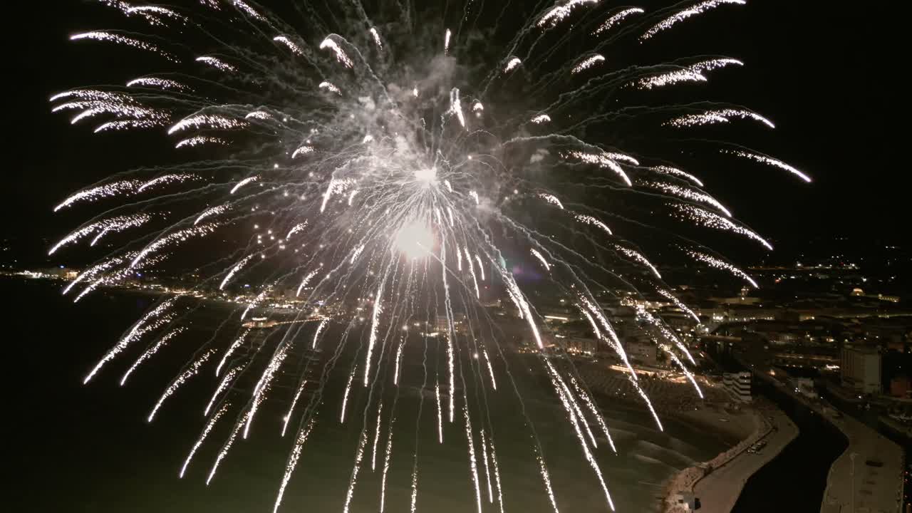 espectáculo de fuegos artificiales en la costa de senigallia
