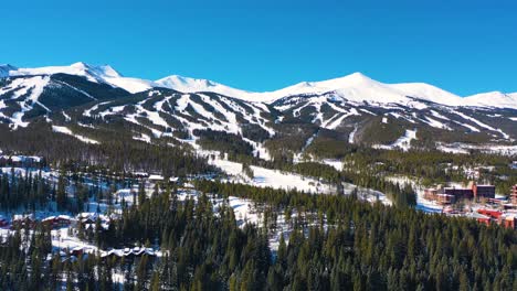 pistas de esquí cubiertas de nieve a través de laderas de montañas y picos nevados.
