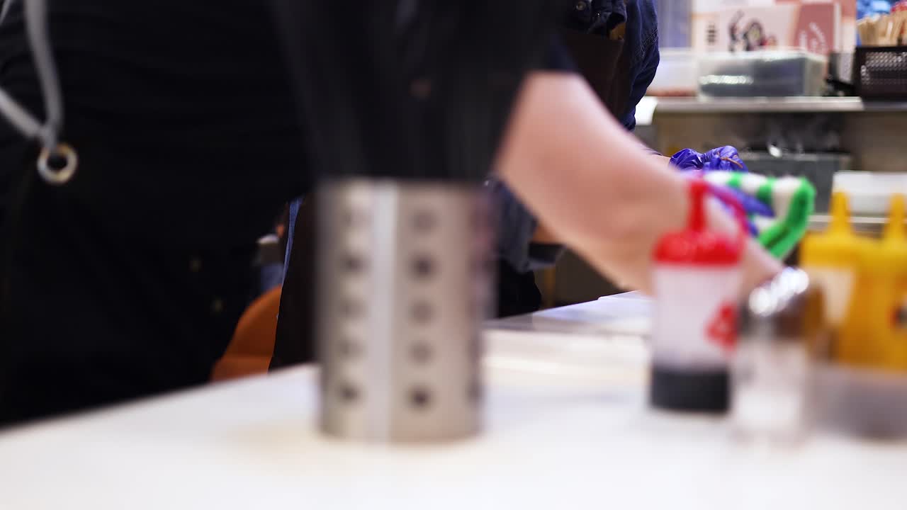 preparación de la mesa con utensilios y condimentos