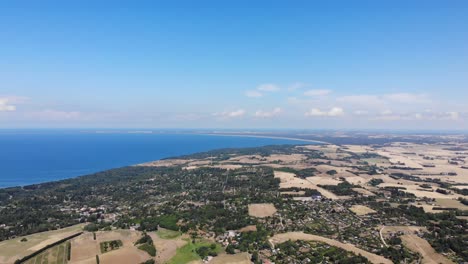 Vista-Aérea-De-La-Costa-De-Sejerøbugten-Con-Colinas,-Campos-Y-Océano