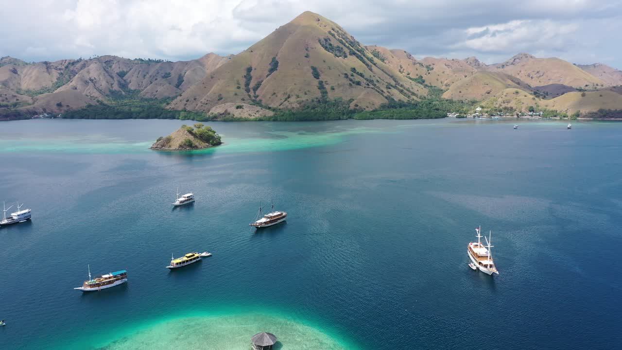 vista aérea de la isla de kelor, parque nacional de komodo, indonesia