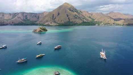 Vista-Aérea-De-La-Isla-Kelor,-Parque-Nacional-De-Komodo,-Indonesia