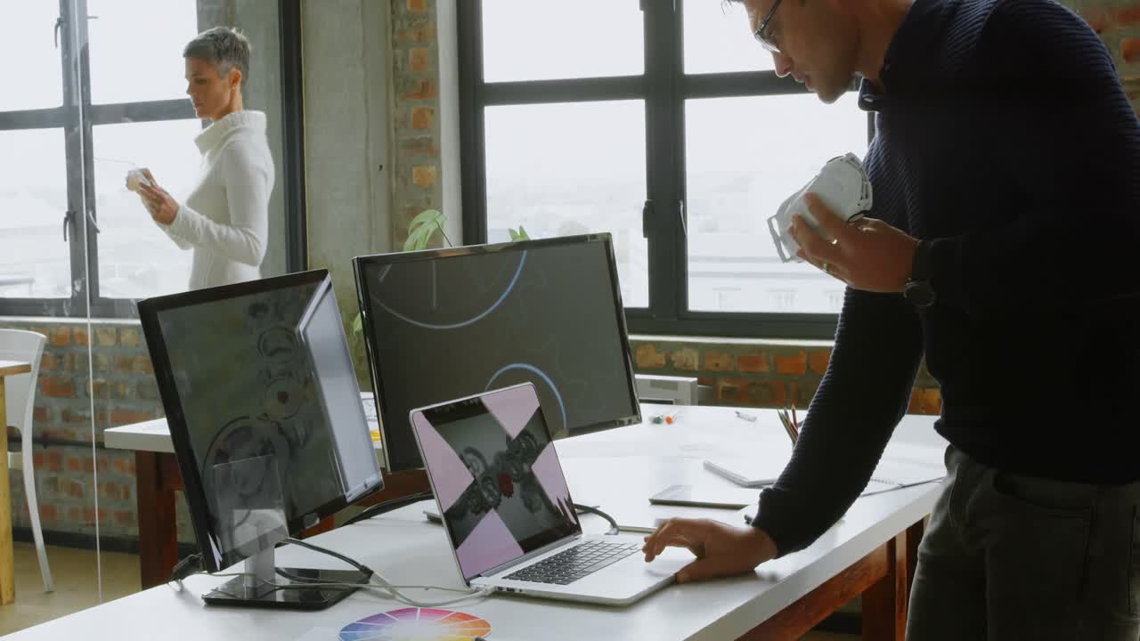 노트북과 유리 디지털 태블릿 4k를 사용하는 엔지니어