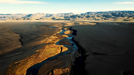 Dron-Vuela-En-Línea-Recta-Sobre-El-Paisaje-De-Islandia:-Río,-Montañas