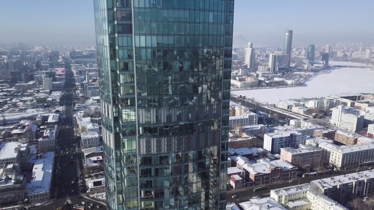 зимний городской пейзаж с высокими небоскребами