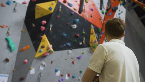 personas en un centro de pared de escalada