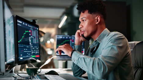 hombre de negocios trabajando en datos del mercado de valores por la noche