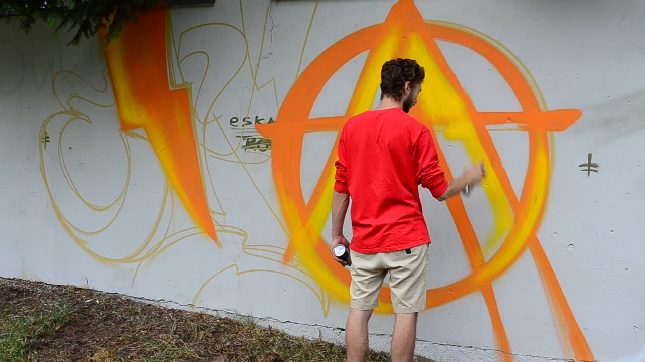 L'Artista Disegna Graffiti su una Recinzione, Astrazione