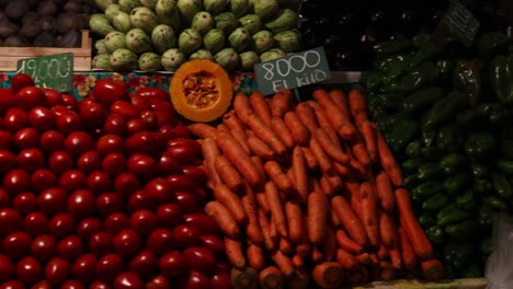 Vista-De-Cerezas,-Zanahorias,-Tomates,-Locotes,-Calabazas,-Vergenas,-Remolachas,-Ajos,-Exhibidos-En-El-Mercado-Mayorista-Central,-Paraguay