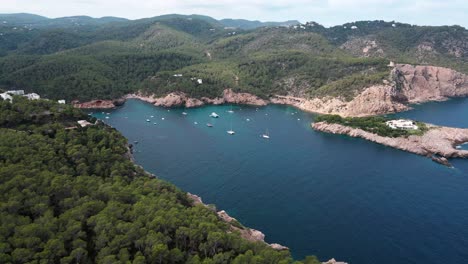 Luftaufnahme-Der-Paradiesischen-Insel-In-Spanien