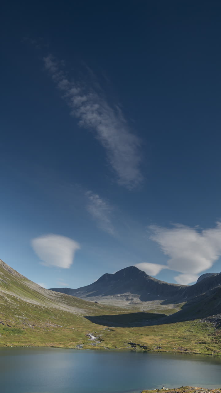 hermoso lago en noruega en vertical