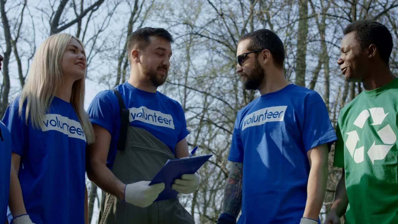 voluntarios felices celebrando un nuevo logro