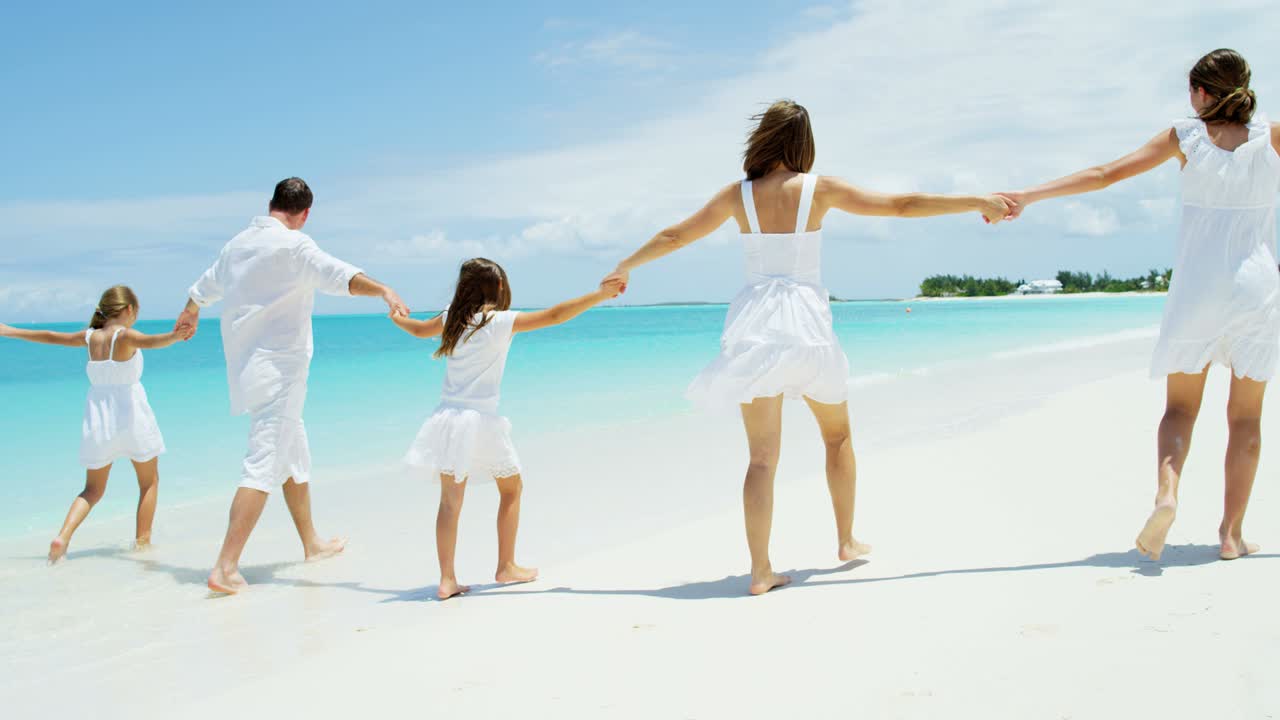 백인 부모 와 그 들 의 여자 자녀 들 이 해변 을 즐기고 있다