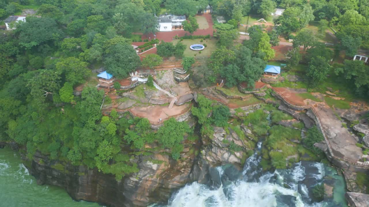 cascada rajdari devdari y la presa latif shah y el lago chandraprabha vista aérea