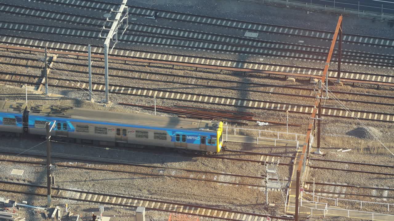 tren que se mueve a lo largo de las vías en melbourne, australia