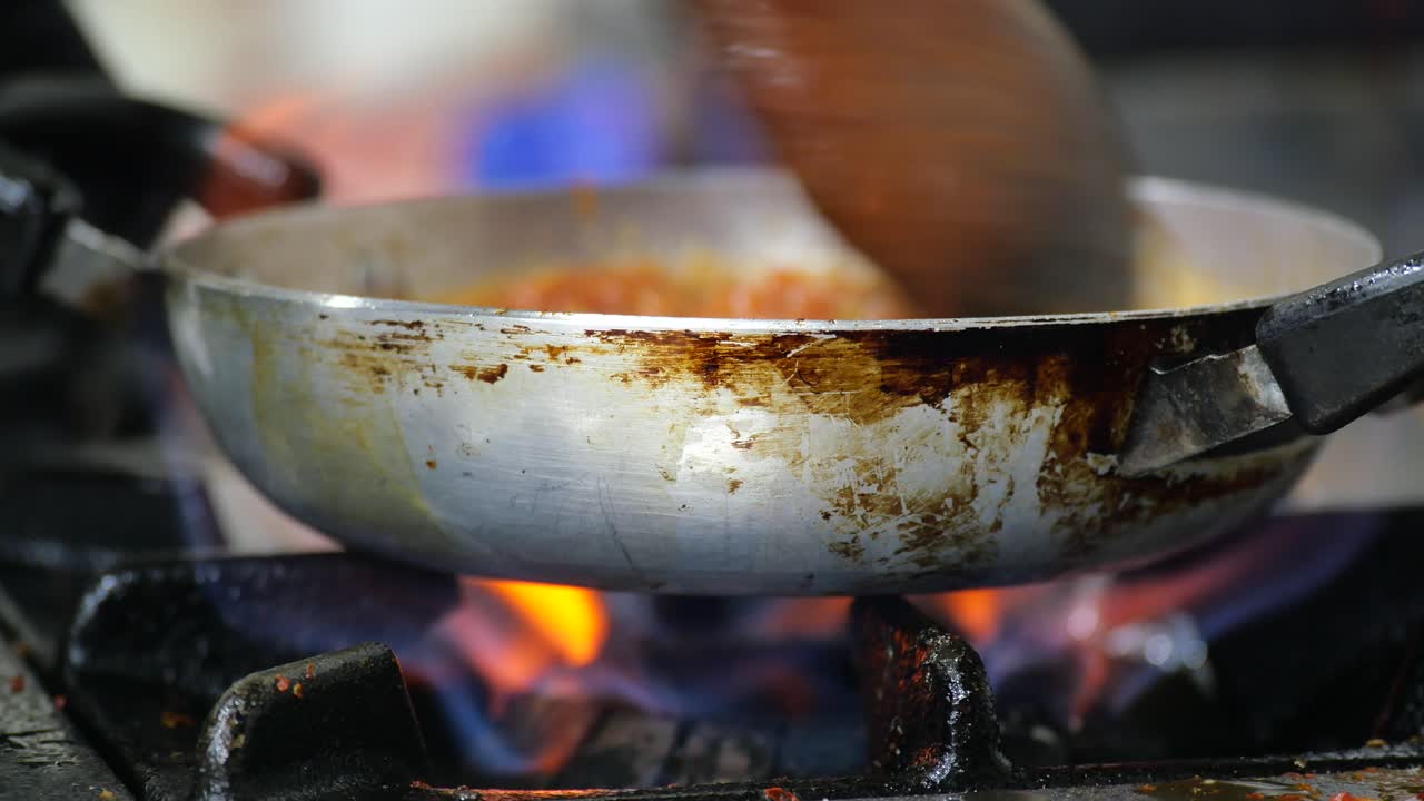 Primo piano di cibo in cottura in una padella su un fornello a gas