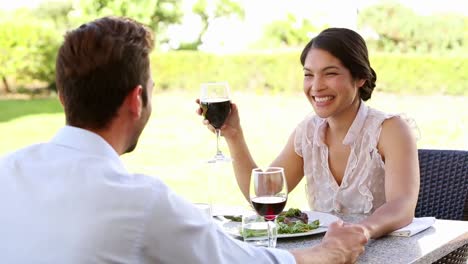 Pareja-Feliz-Teniendo-Una-Comida-Romántica-Juntos