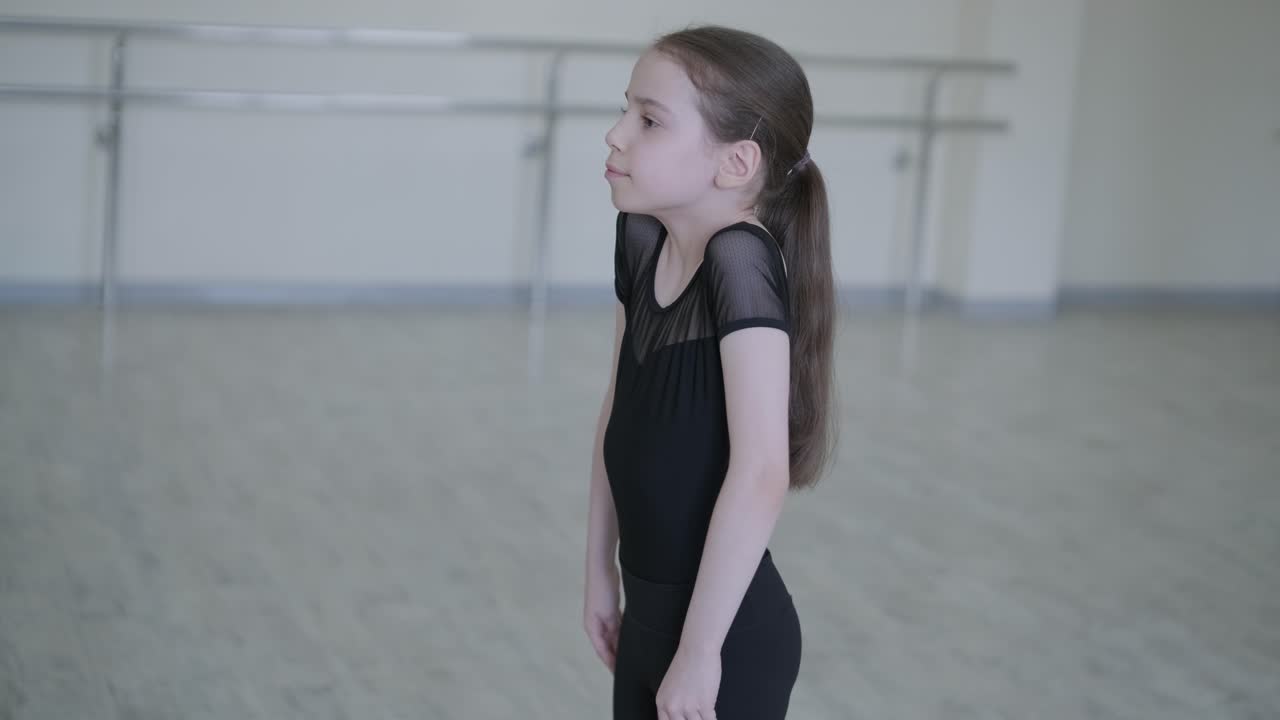 젊은 발레리나 가 스튜디오 에서 춤 을 연습 하고 있다