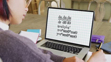 Asiatische-Studentin-Beim-Unterricht-Auf-Einem-Laptop-Videoanruf-Mit-Mathematischen-Gleichungen-In-Zeitlupe