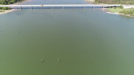 다리에 접근하는 북서쪽에 있는 lake lavon의 공중 비디오