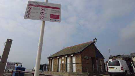 signo inusual con ordenanzas municipales en leigh on sea essex uk wc bloque en segundo plano.