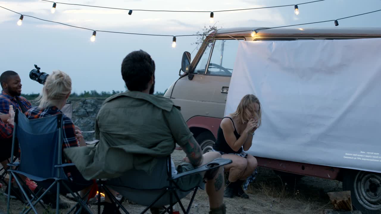 웃는 다양한 친구들이 캠프에서 쇼라드를 하고 있습니다.